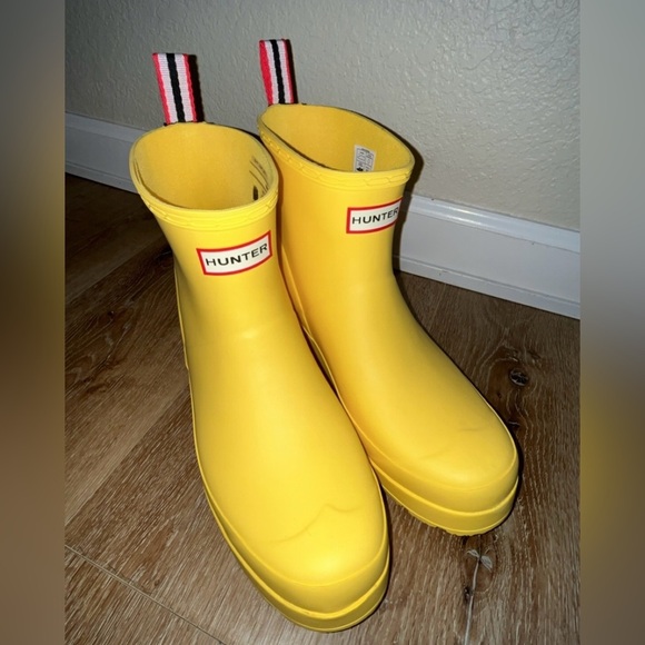 NWOT Hunter Women’s Bright Yellow Play Short Rain Boots SIZE  US Women’s 11 - Picture 1 of 12